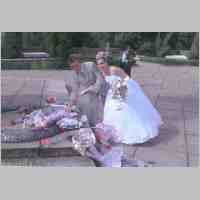 90-1071 Ein Brautpaar beim Niederlegen des Blumenstrausses an der Gedenkstaette.JPG